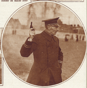 99393 Afbeelding van een politieagent die bij het onderdeel 'beste politie patrouille' tijdens de Nationale Politie ...